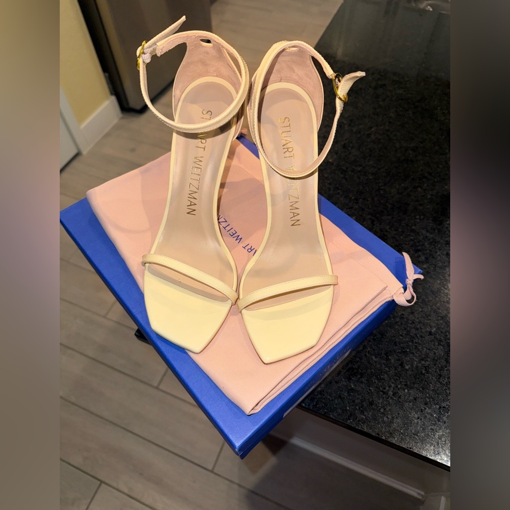 Stuart Weitzman Nudistcurve heel. Never worn. Great condition